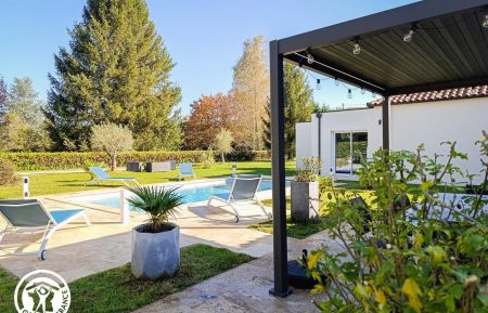G&icirc;te n&deg;46G13179 Prayssac - Lot - Vue de la terrasse principale et de la pergola bioclimatique
