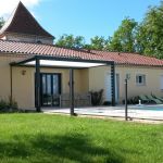 Vue cot&eacute; piscine avec pergola