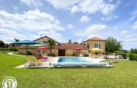 G&icirc;te n&deg;46G13015 Prayssac - Lot - Jardin partag&eacute; avec la propri&eacute;taire. A gauche le g&icirc;te, &agrave; droite la maison de la propri&eacute;taire