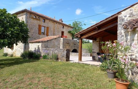 G&icirc;te n&deg;46G12053 Saint-Pierre-Lafeuille - Lot - Maison paysanne symbolis&eacute; par des &eacute;pis de faitage.