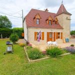 Maison de charme et de caract&egrave;re, traditionnelle en pierres avec son pigeonnier. Signature du patrimoine du Parc R&eacute;gional des Causses du Quercy