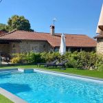 Vue du g&icirc;te depuis la piscine 