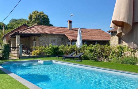 G&icirc;te n&deg;46G11639 Viazac - Lot - Vue du g&icirc;te depuis la piscine 