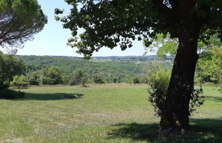 G&icirc;te n&deg;46G13152 Pradines - Lot - La prairie avec sa vue