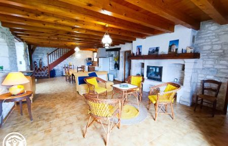 G&icirc;te n&deg;46G1546 Lalbenque - Lot - il fait bon se reposer assis dans les fauteuils en rotin
