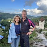 Rosamund et Robert devant l'&eacute;glise de St-Cirq-Lapopie